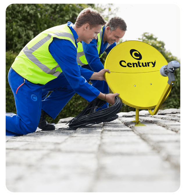 Técnicos instalando antena